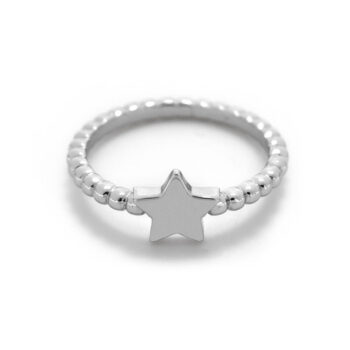 Anillo de plata con forma de beads y de estrela de cinco puntas