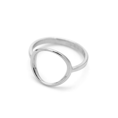 Anillo de plata con forma geometrica de circulo calado