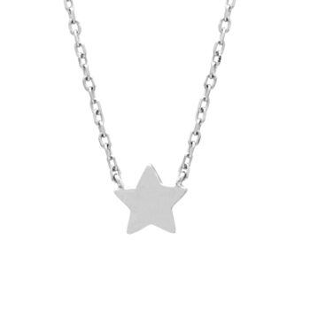 Collar de plata que termina en un pequeño colgante con forma de estrella de cinco puntas